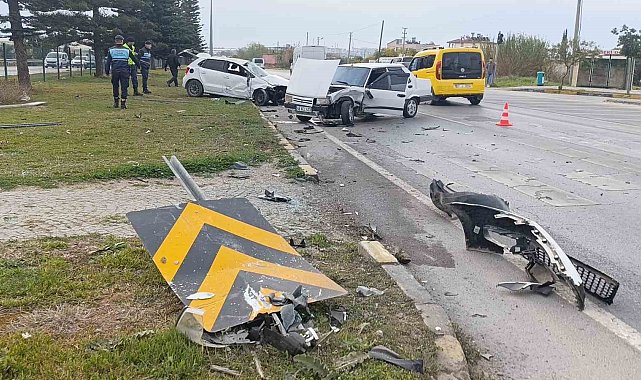 İki otomobil çarpıştı, araçlar hurdaya döndü: 2 yaralı