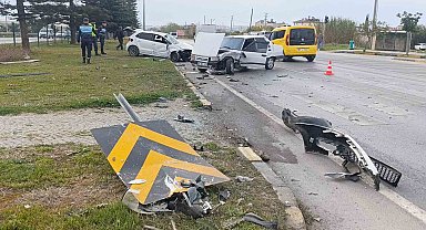 İki otomobil çarpıştı, araçlar hurdaya döndü: 2 yaralı