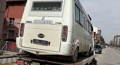 İkiz plaka ile trafikten men edilmiş araçla yolcu taşıyan dolmuşa polis 'dur' dedi