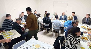 İl Sağlık Müdürü Bildirici, hastane personeliyle iftar yapmayı sürdürüyor
