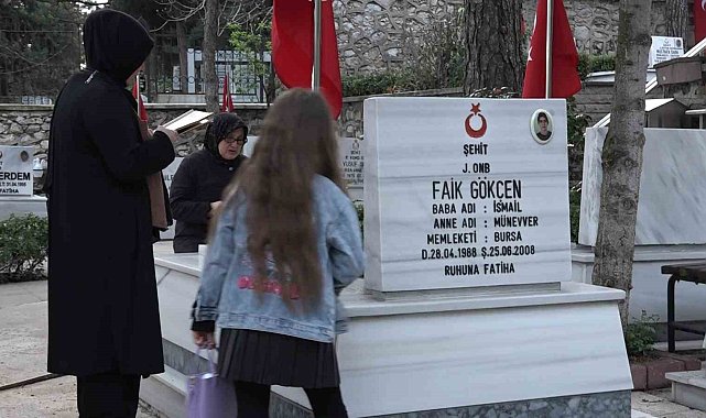 İlk bayram ziyareti şehitliğe oldu