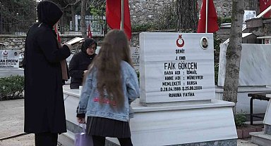 İlk bayram ziyareti şehitliğe oldu