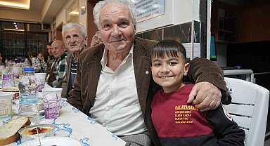 İlkokul öğrencilerinden huzurevindeki büyüklere okulda iftar jesti