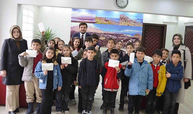 İlkokul öğrencilerinden kaymakam ve belediye başkanına ziyaret