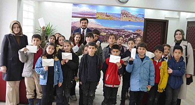 İlkokul öğrencilerinden kaymakam ve belediye başkanına ziyaret