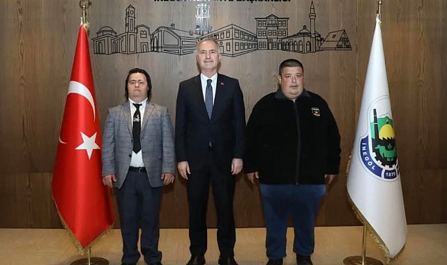 İnegöl Belediyesi'nden özel bireylere anlamlı doğum günü sürprizi