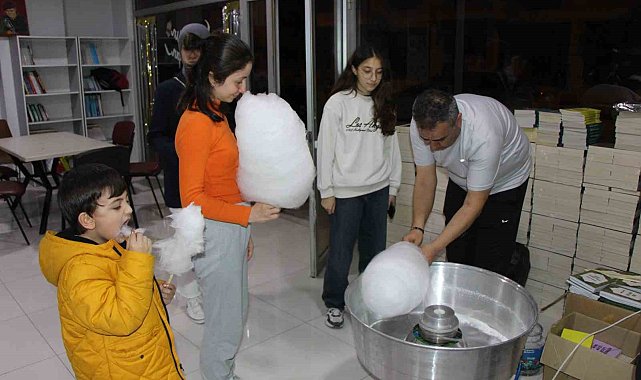 İş adamının pamuk şeker hobisi: Gençler ve çocuklar için elleriyle pamuk şeker yapıyor