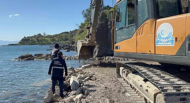 İş makineleriyle denizi doldurmuşlar