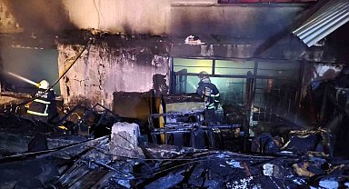 İskenderun'da döşemeci alevlere teslim oldu