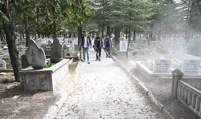 Isparta Belediyesi'nden mezarlıklarda bayram temizliği