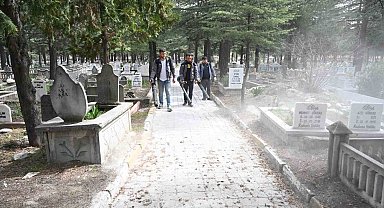 Isparta Belediyesi'nden mezarlıklarda bayram temizliği