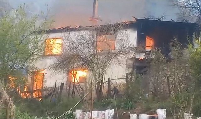 Isparta'da 2 katlı ev yangında küle döndü