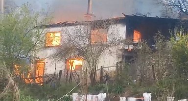 Isparta'da 2 katlı ev yangında küle döndü