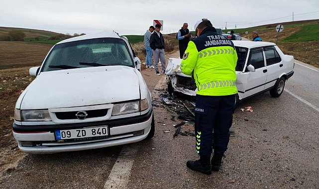Isparta'da iki otomobil çarpıştı: 5 yaralı