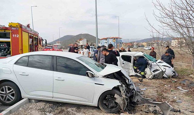 Isparta'da iki otomobilin kafa kafaya çarpıştı: 2 ölü, 3 yaralı