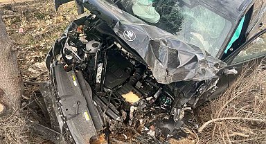 Isparta'da otomobil ağaca çarptı, ilçe belediye başkanı ve ailesi yaralandı