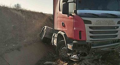 Isparta'da su kanalına düşen tırın sürücüsü yaralandı