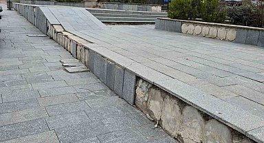 İspir'de hükümet konağı önü harabeye döndü
