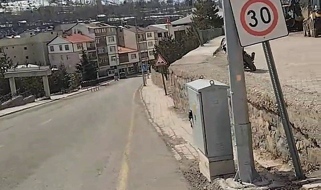 İspir'de okul yolundaki çatılar tehlike oluşturuyor