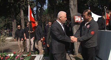 İstanbul Valisi Davut Gül, Edirnekapı Şehitliği'ni ziyaret etti