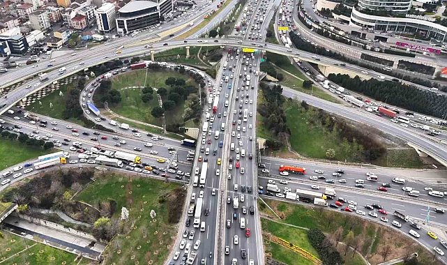 İstanbul'da bayram trafiği havadan görüntülendi, trafik yoğunluğu yüzde 83'e ulaştı