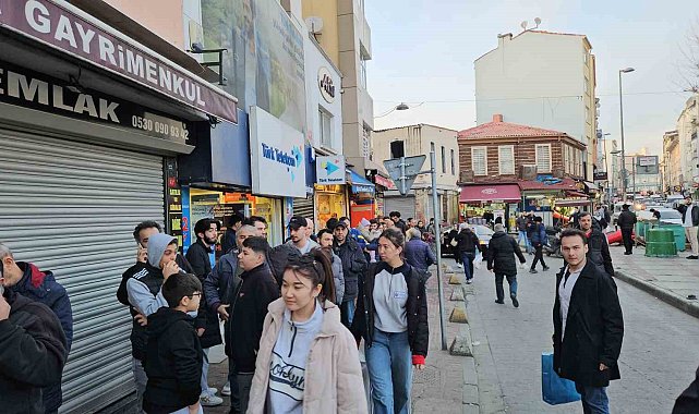 İstanbul'da Ramazan'ın ilk gününde pide kuyruğu