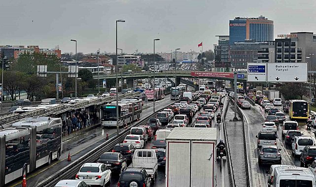 İstanbul'da yağmur trafik yoğunluğuna neden oldu