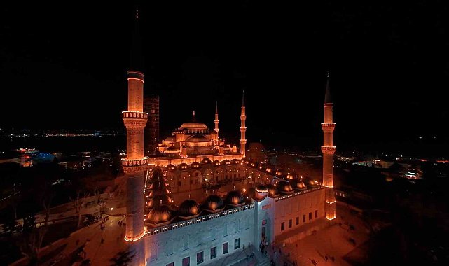 İstanbul'daki camilerde Kadir Gecesi yoğunluğu havadan görüntülendi