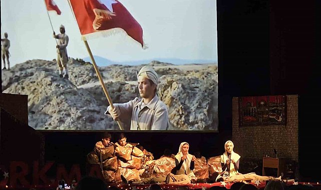İstiklal Marşı ve Mehmet Akif, Gölcük'te tiyatro sahnesine taşındı