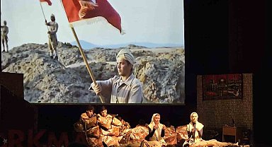 İstiklal Marşı ve Mehmet Akif, Gölcük'te tiyatro sahnesine taşındı