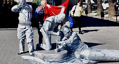 İzmir Bornova'da 18 Mart coşkusu ve şehitlere saygı