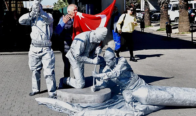 İzmir Bornova'da 18 Mart coşkusu ve şehitlere saygı