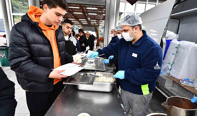 İzmir Büyükşehir'den öğrencilere ücretsiz yemek