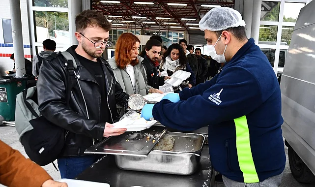 İzmir Büyükşehir'den üniversite öğrencilerine sıcak yemeğe devam
