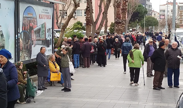 İzmir Karşıyaka'da emekliler yumurta kuyruğunda!