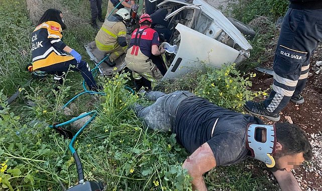 İzmir'de otomobil şarampole devrildi: 2 yaralı