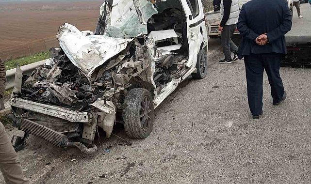 İzmir'de otomobil tıra çarptı, sürücü yaşamını yitirdi