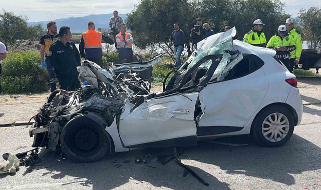 İzmir'de tırın altına giren otomobil hurdaya döndü: 1 ölü