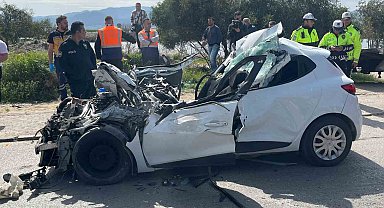 İzmir'de tırın altına giren otomobil hurdaya döndü: 1 ölü