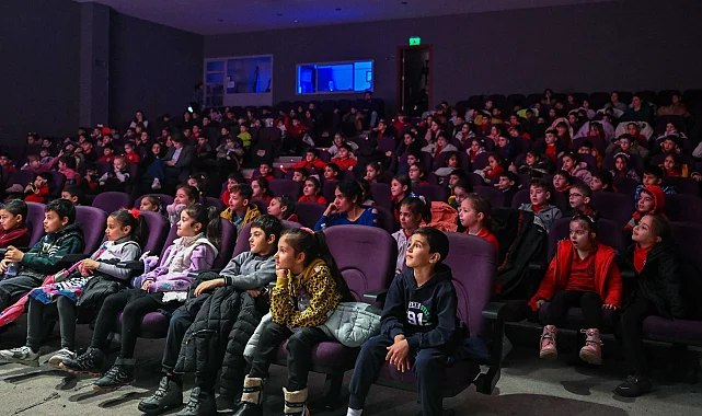 İzmir'de Başkan Eşki'den miniklere sinema müjdesi