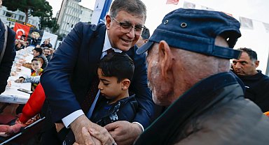 İzmir'de iftar sofrasında dayanışma mesajı!