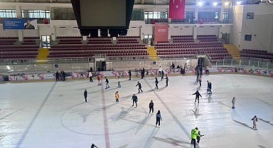 İzmir'de kadınlar buz pistinde buluştu