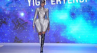 İzmirli modacı, izleyicileri 2078'e götürdü