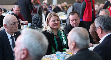 İzmit'te halk iftarında Başkan Hürriyet Akmeşeliler'le buluştu