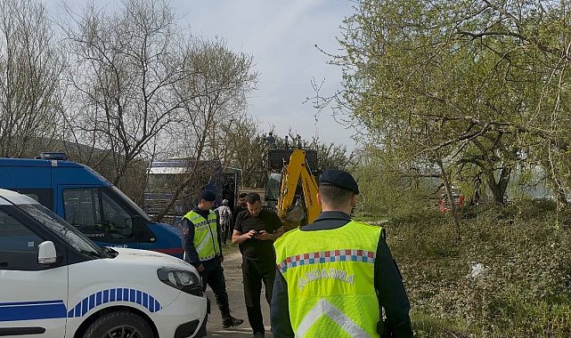 İznik Sahili'nde talan...Devlet arazisine yapılan bağ ve bahçeler kaldırıldı