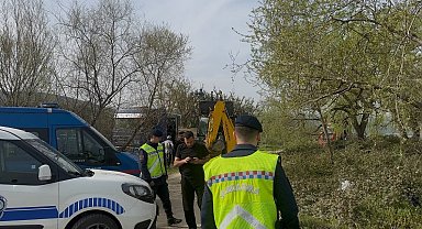 İznik Sahili'nde talan...Devlet arazisine yapılan bağ ve bahçeler kaldırıldı