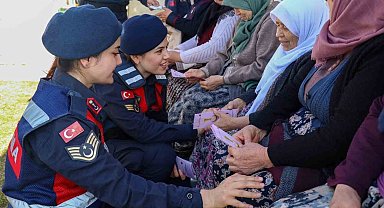 Jandarma ekipleri kadına şiddetle ilgili vatandaşı bilgilendirdi