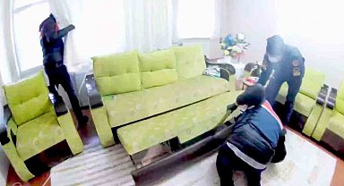 Jandarma evin her köşesini didik didik etti, nakit para ve yüzlerce uyuşturucu hap buldu