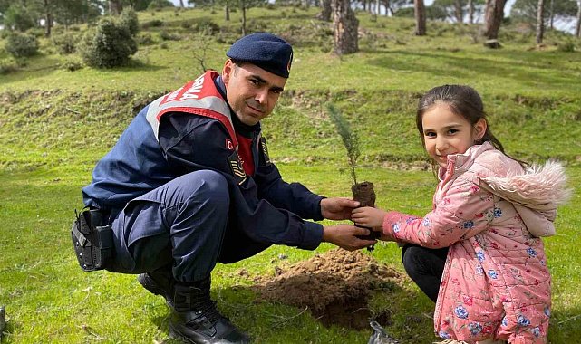 Jandarma öğrencilerle birlikte fidanları toprakla buluşturdu