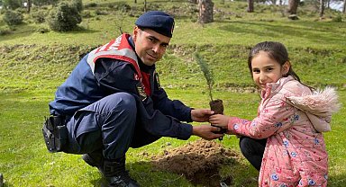 Jandarma öğrencilerle birlikte fidanları toprakla buluşturdu